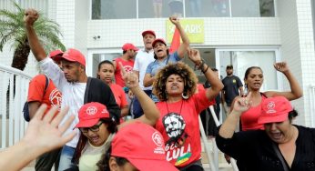 Após pedido da PM, manifestantes deixam triplex no Guarujá