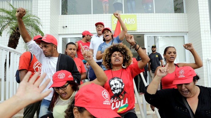 Após pedido da PM, manifestantes deixam triplex no Guarujá