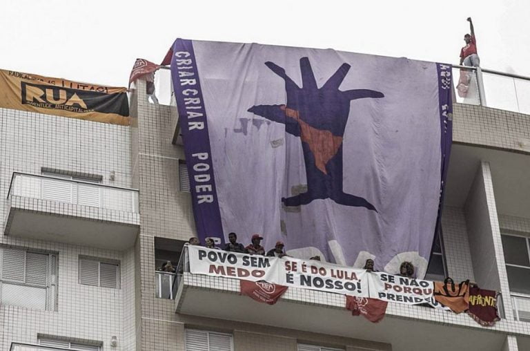 Movimento Sem Teto ocupa triplex do Guarujá: ‘se é do Lula, é nosso’