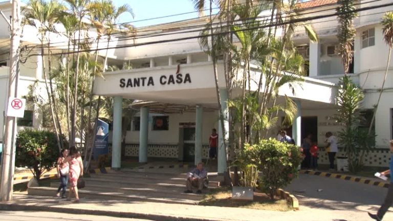 Panela com água fervendo cai sobre criança  de 4 anos em Montes Claros
