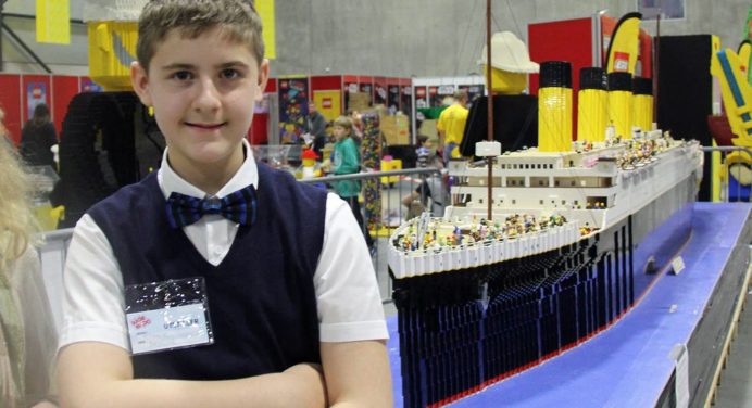 Menino com autismo constrói maior Titanic em Lego do mundo