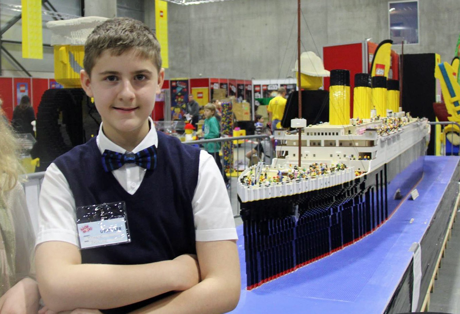 Menino com autismo constrói maior Titanic em Lego do mundo