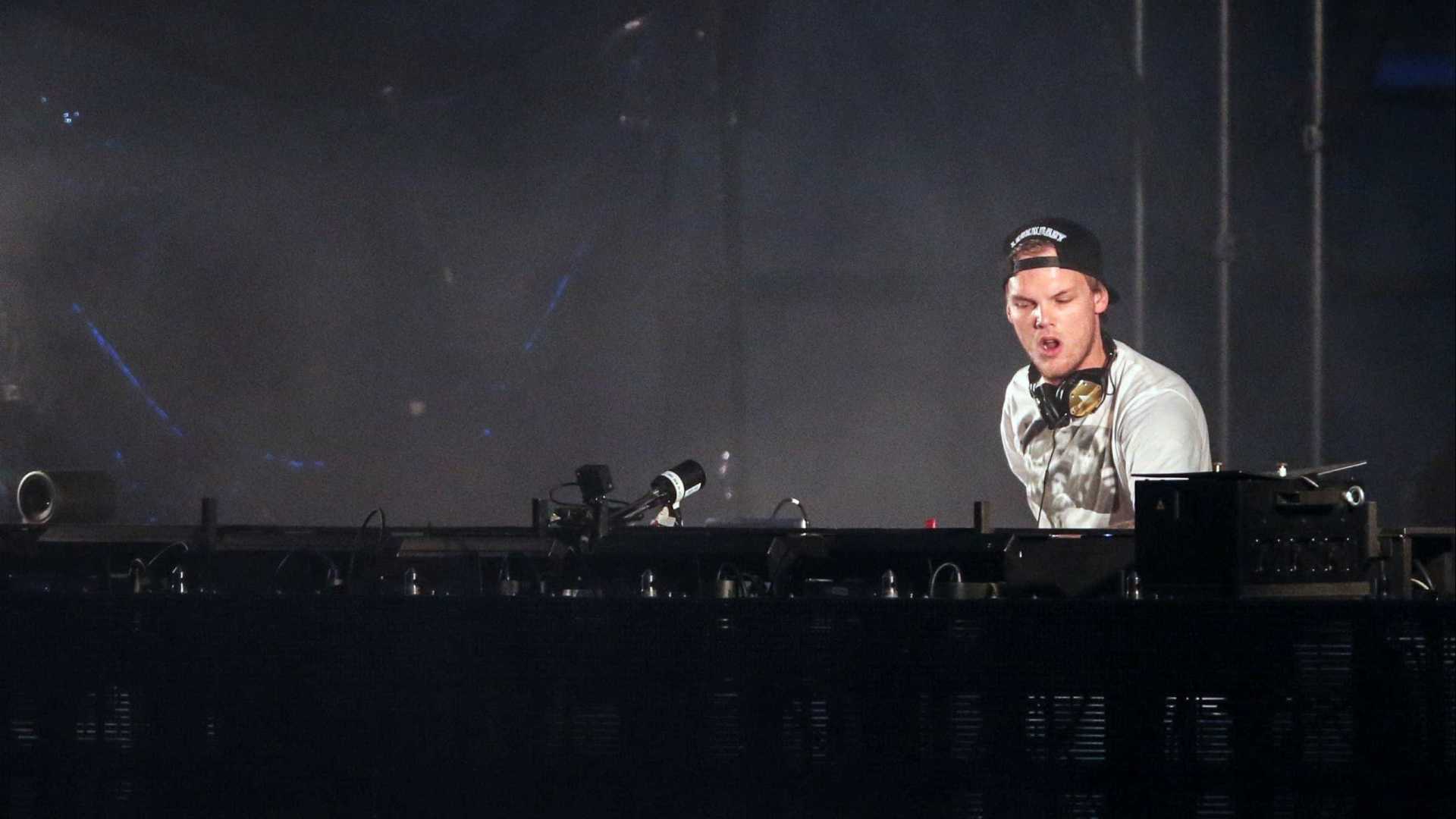 Família de Avicii confirma que o DJ cometeu suicídio