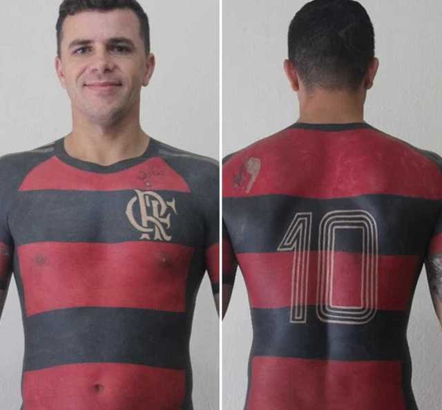 Torcedor do Flamengo faz tatuagem de camisa do clube em tamanho real