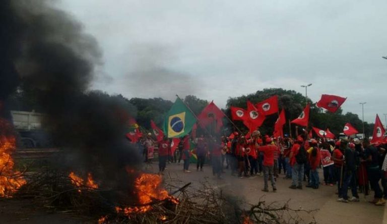 MST bloqueia rodovias em protesto à prisão de Lula