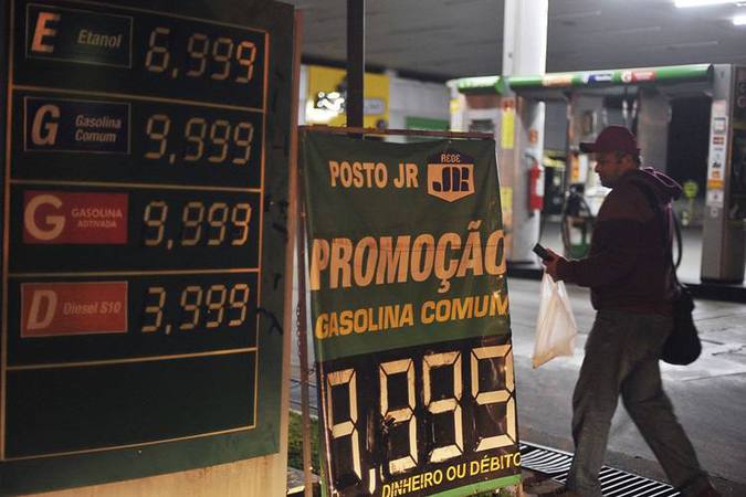 Procon deve fiscalizar aumento abusivo no preço da gasolina em postos