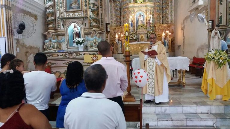 Homem diz que vai marcar batizado e assalta igreja em Salvador