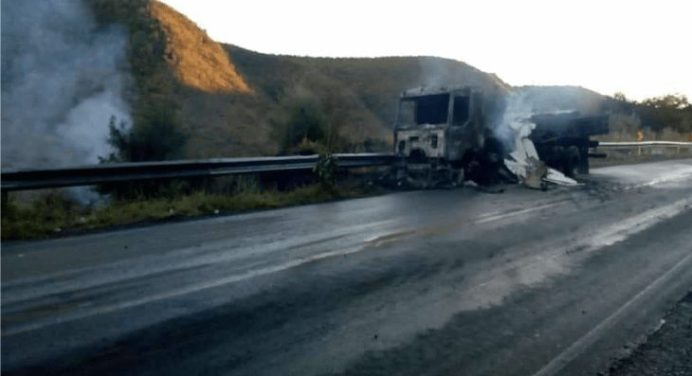 Caminhão pega fogo na BR-030 em Guanambi