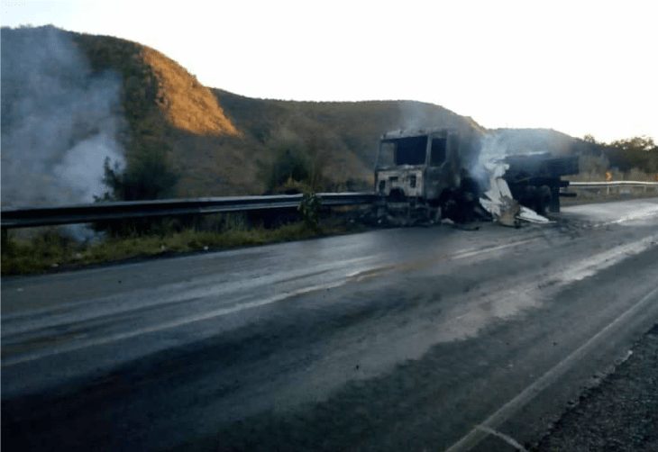Caminhão pega fogo na BR-030 em Guanambi