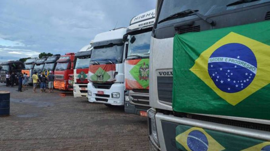 Caminhoneiros bloqueiam rodovias baianas em protesto contra alta do diesel
