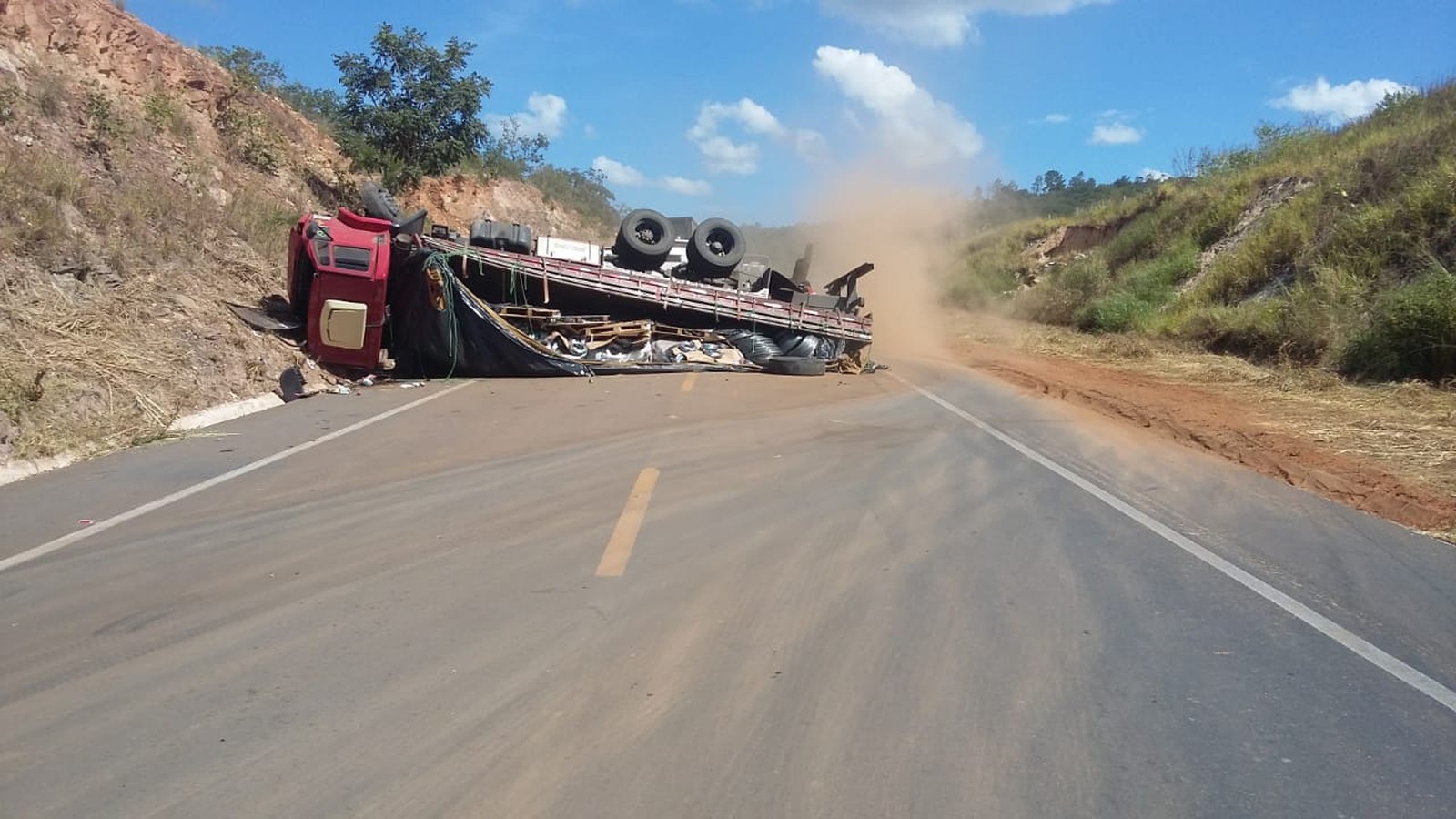 Dois caminhões tombam na BR-251 no Norte de Minas