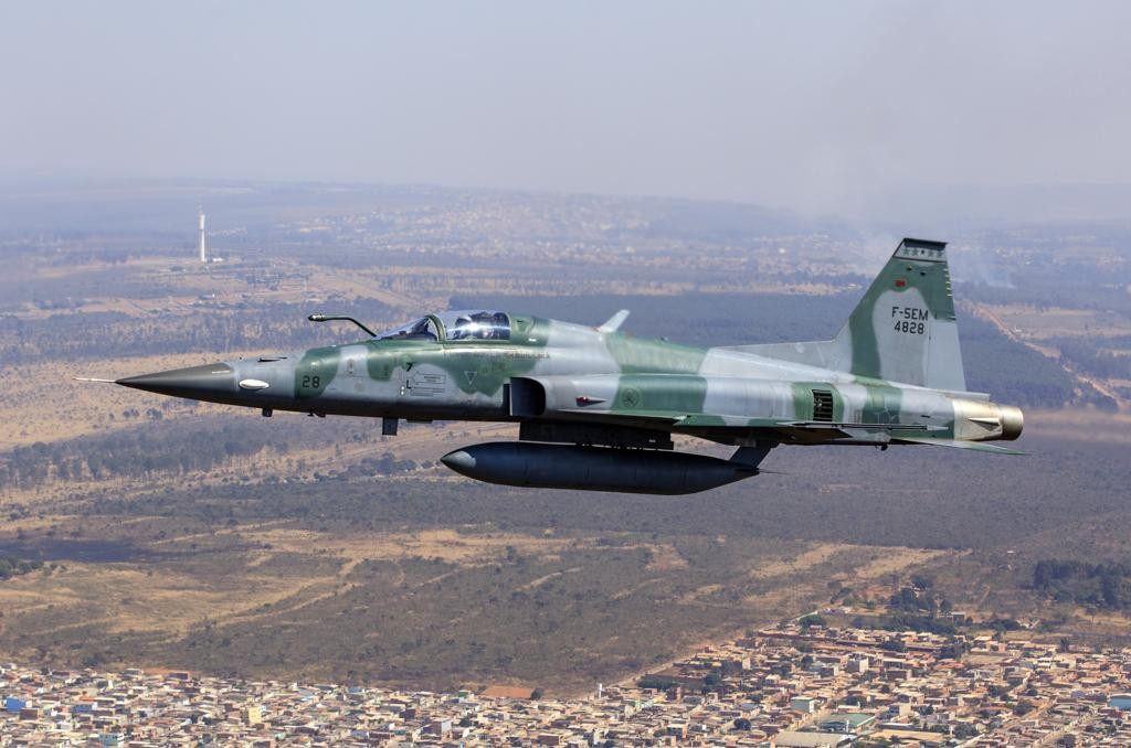 Avião da Força Aérea Brasileira cai no Rio; pilotos conseguem ejetar
