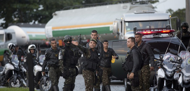 Forças Armadas e polícia escoltam 300 caminhões de alimentos ao Rio