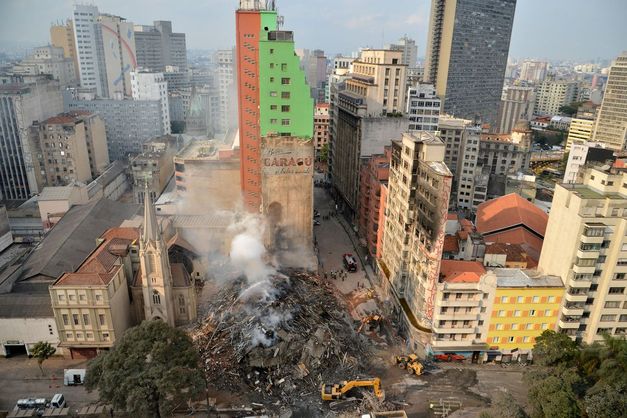 Bombeiros passam a usar máquinas pesadas para retirar escombros de prédio