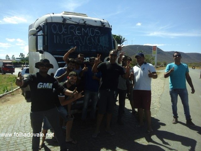 Caminhoneiros bloqueiam BR-030 entre Guanambi e Caetité