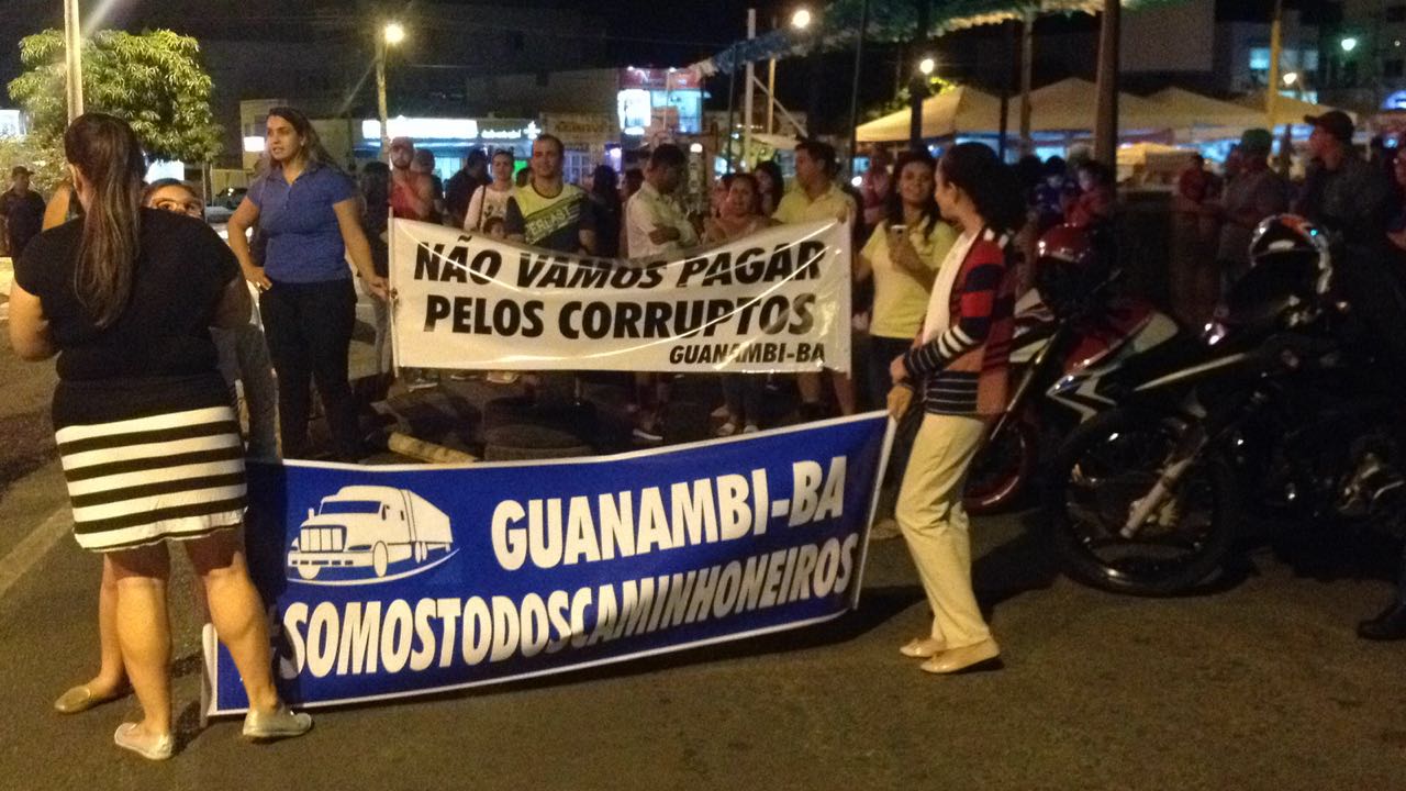 Manifestação apoia caminhoneiros e pede fora Temer em Guanambi