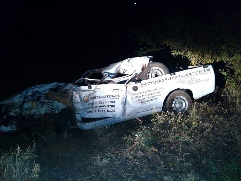 Carro capota após bater em caminhão na BA -160 em Iuiú