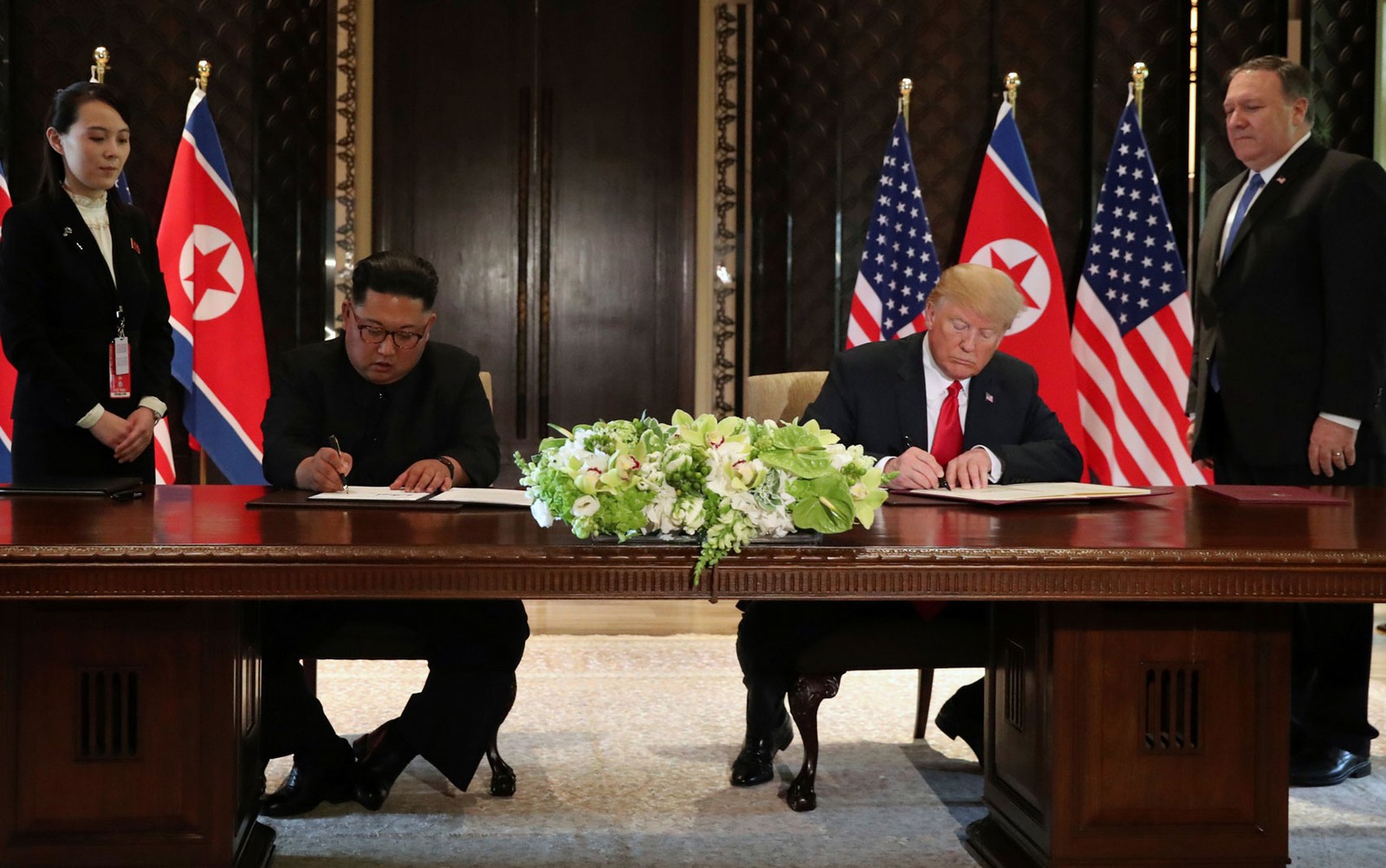 Kim Jong-un e Donald Trump assinam acordo de desnuclearização norte-coreana