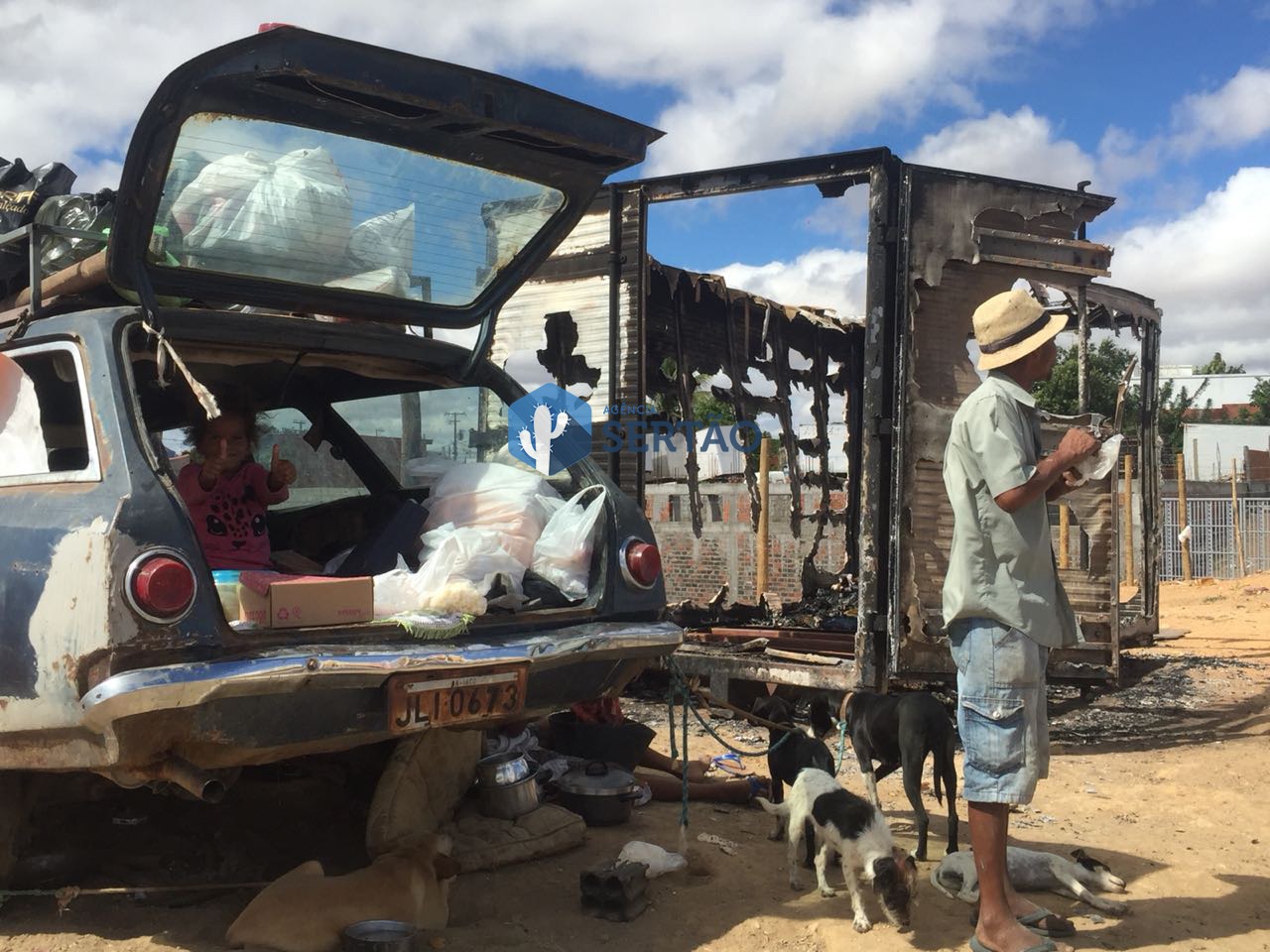 Incêndio destrói baú que servia de lar para família em Guanambi