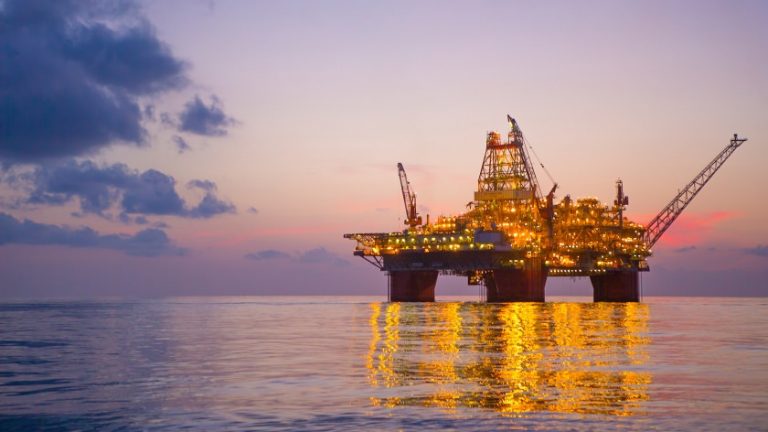 Bolsonaro quer mudar distribuição de royalties do petróleo