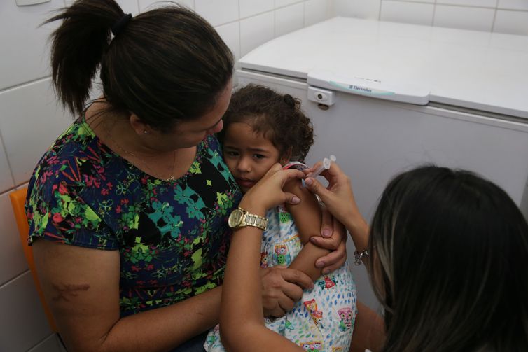 Gripe: municípios com estoque de vacina devem ampliar imunização