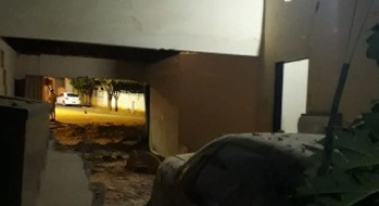 Motorista perde controle de carro e atinge casa em Serra do Ramalho