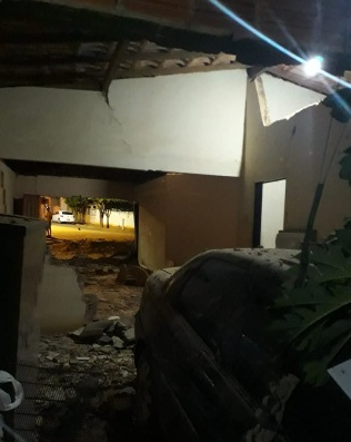 Motorista perde controle de carro e atinge casa em Serra do Ramalho