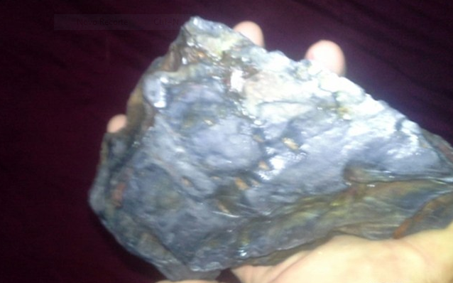 Pedra brilhante é encontrada na zona rural de Palmas de Monte alto