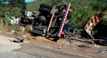 Motorista perde controle da direção de caminhão e capota em Caetité