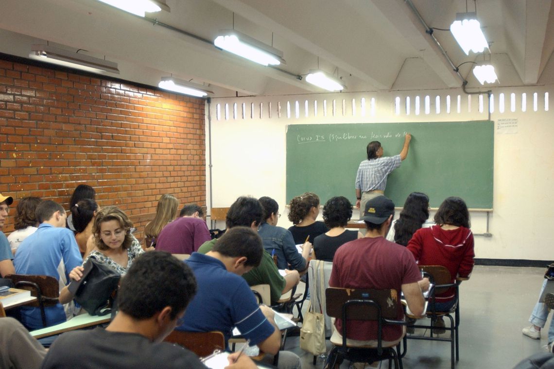 Brasil tem dificuldade de atrair jovens para a carreira professor