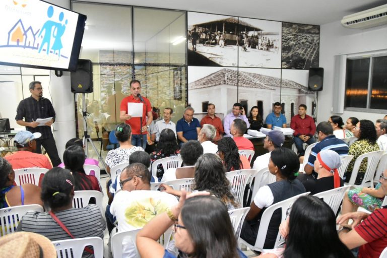 62 títulos de regularização de imóveis foram entregues em Guanambi