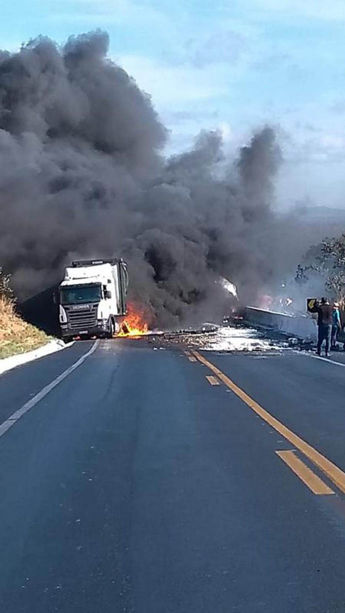 BR-251 é liberada 14h após acidente que deixou oito mortos no Norte de Minas