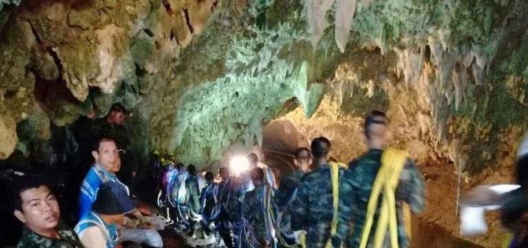 Jovens e treinador perdidos em caverna na Tailândia são encontrados com vida