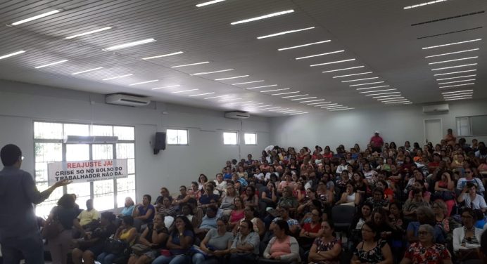 Professores da rede municipal de Guanambi aprovam greve a partir do dia 23