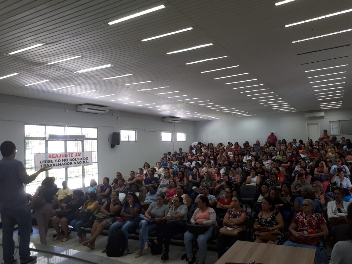 Professores da rede municipal de Guanambi aprovam greve a partir do dia 23