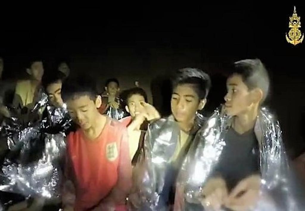 Todos garotos e técnico são resgatados de caverna na Tailândia