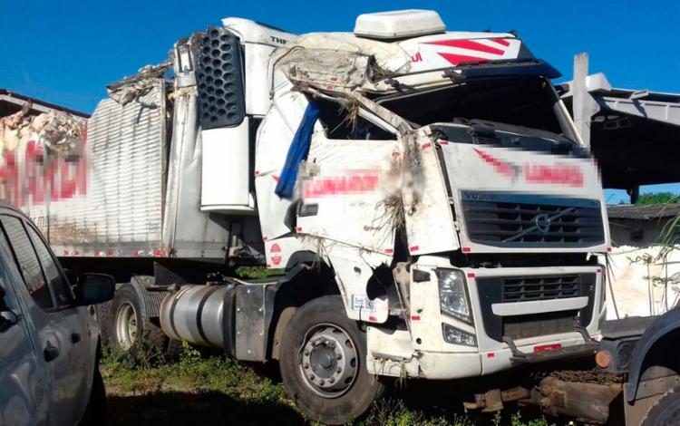 Após acidente, caminhão carregado de chocolate é saqueado em Teixeira de Freitas