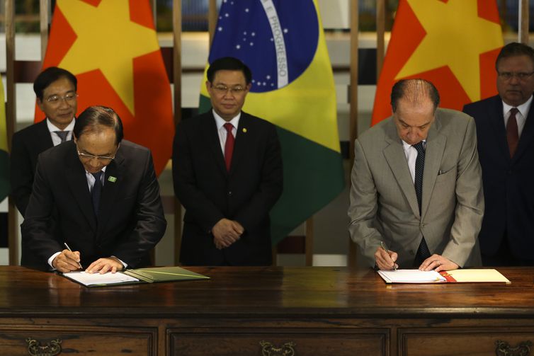 Brasil e Vietnã assinam acordos nas áreas de aviação e agricultura