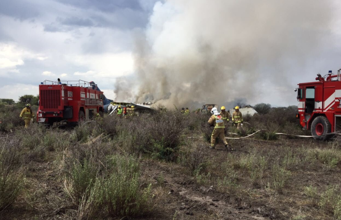 Avião com cerca de 100 passageiros cai no norte do México