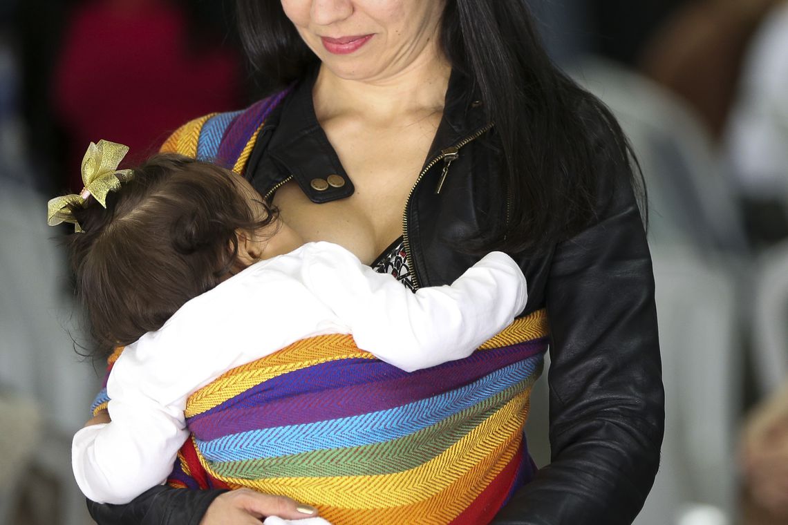Câmara aprova direito de mãe amamentar filho durante concurso público
