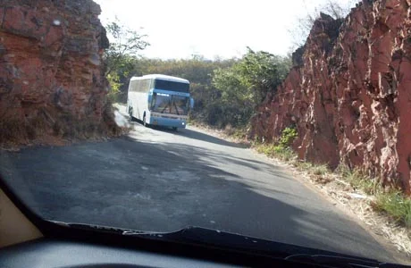 Bandidos roubam caminhão entre Igaporã e Caetité e sequestram motorista