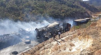 Acidente envolvendo 10 veículos deixa cinco mortos e 30 feridos no Norte de Minas