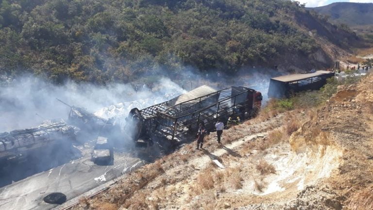 Acidente envolvendo 10 veículos deixa cinco mortos e 30 feridos no Norte de Minas