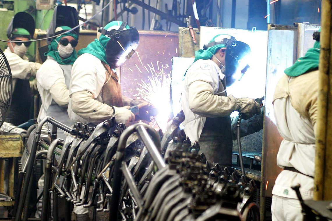 Produção industrial recua 0,8% de dezembro para janeiro,diz IBGE