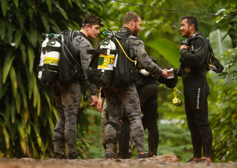 Voluntário morre durante resgate de 12 meninos presos em caverna na Tailândia