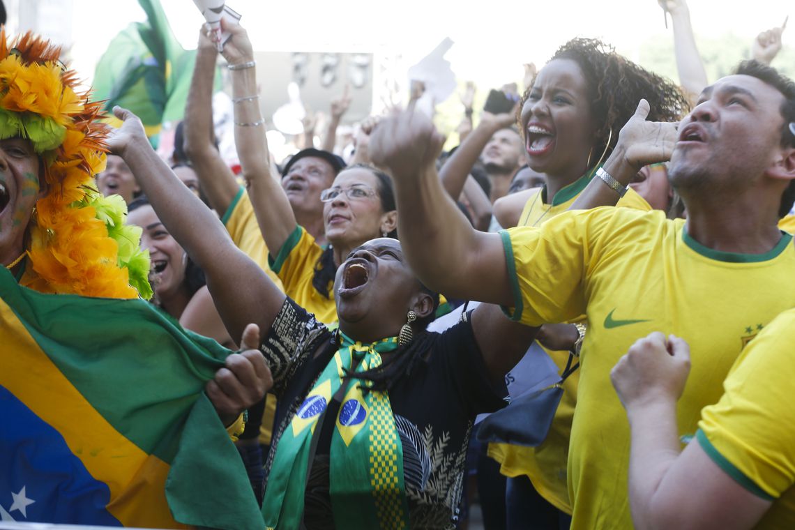 Serviços e comércio têm horário especial por causa de jogo do Brasil