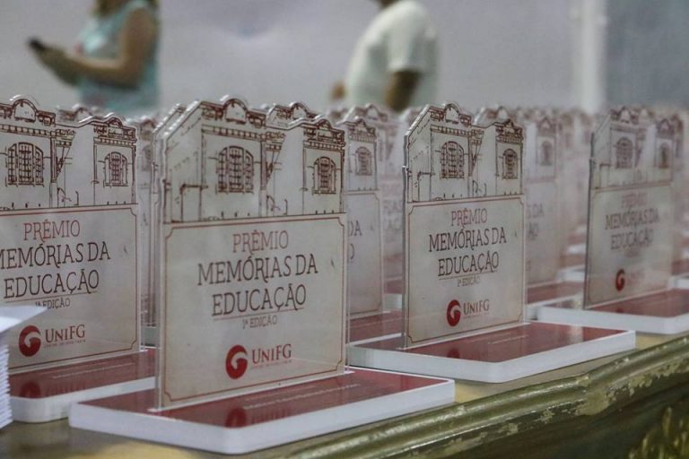 UniFG entrega Prêmio Memórias da Educação para professores de Guanambi