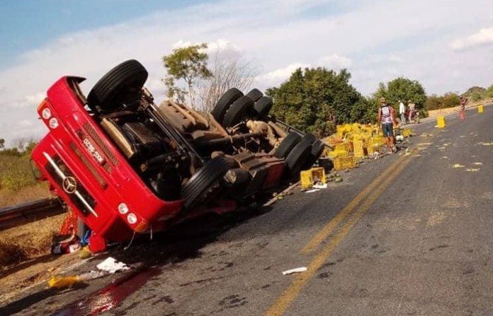 Motorista morre após caminhão tombar na BA -161 em Carinhanha