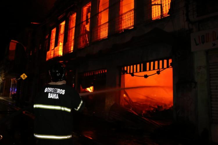 Salvador: Bombeiros controlam incêndio em casarões na Baixa dos Sapateiros