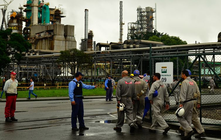 Preço da gasolina nas refinarias da Petrobras sobe 1,02%